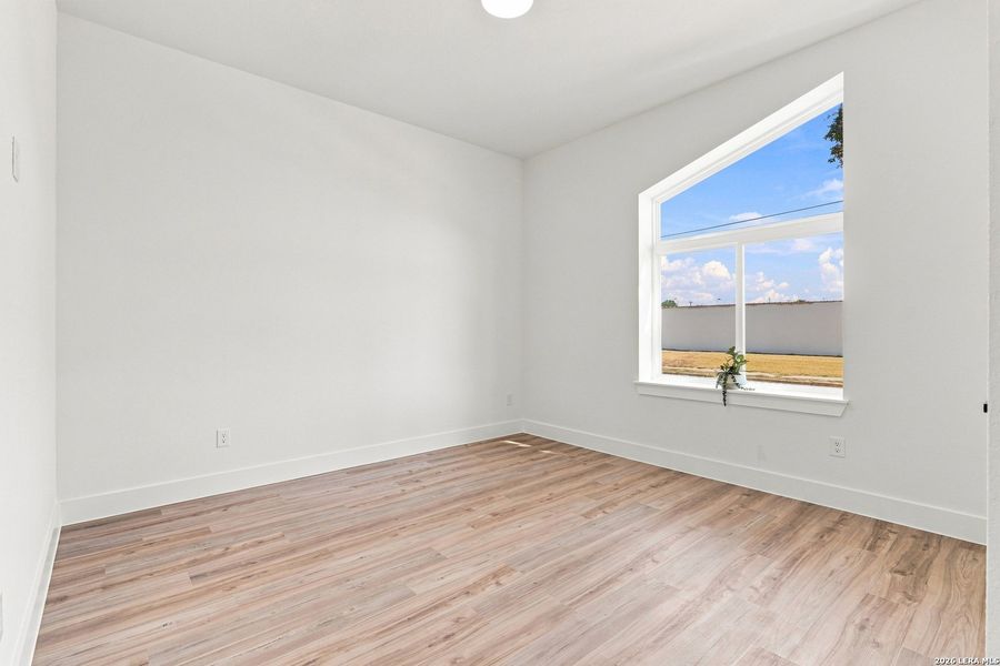 Spacious, unfurnished interior of a new home in , San Antonio (Image 15).