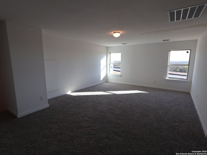 Spacious, unfurnished interior of a new home in Mesquite Ridge, San Antonio (Image 25).