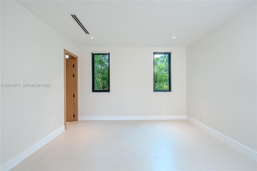 Spacious, unfurnished interior of a new home in , Fort Lauderdale (Image 38).
