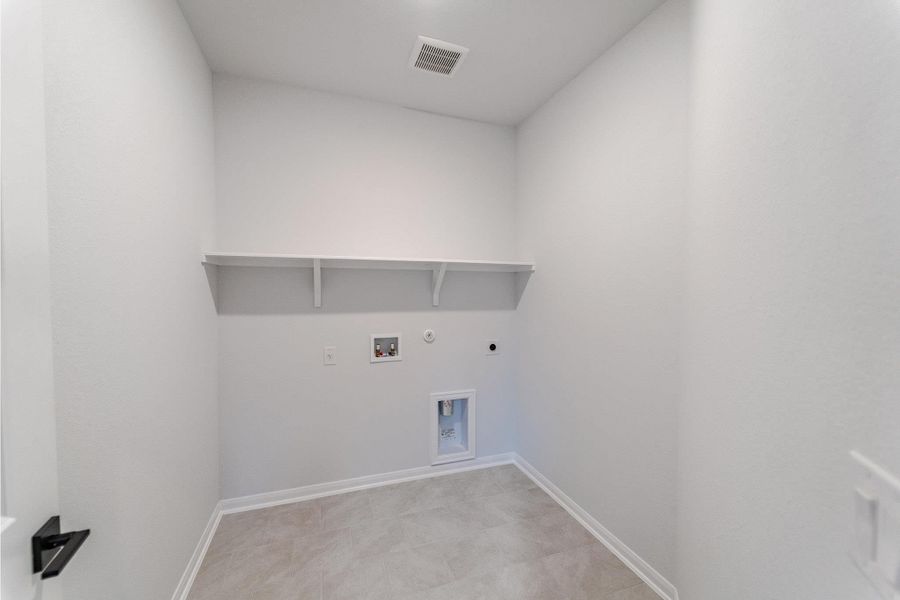 Spacious, unfurnished interior of a new home in Santa Rita Ranch, Liberty Hill (Image 21).