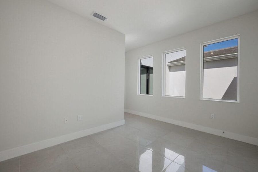 Spacious, unfurnished interior of a new home in Aqua, Bradenton (Image 15).