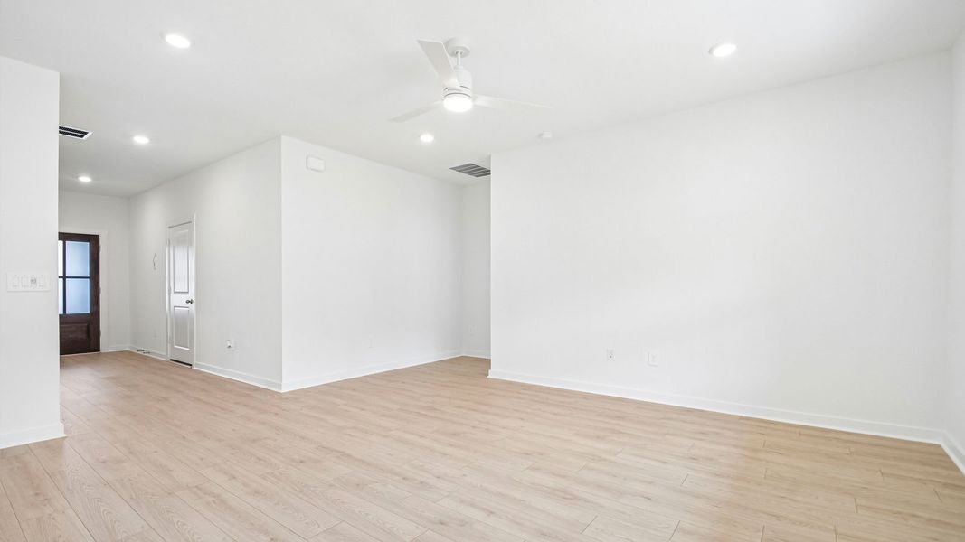 Spacious, unfurnished interior of a new home in Rosenbusch Ranch, Leander (Image 14).