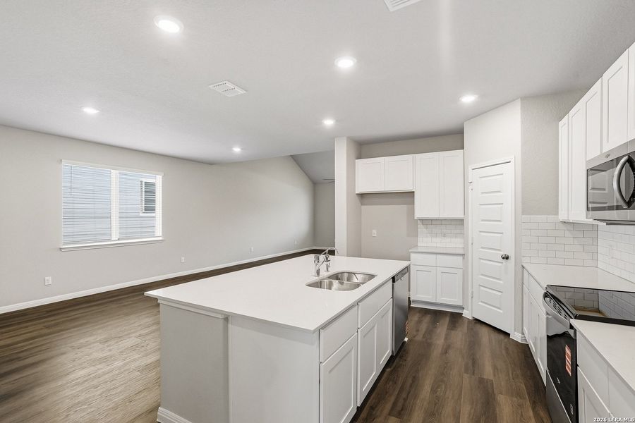 Furnished interior view inside a new home in Cinco Lakes, San Antonio (Image 6).