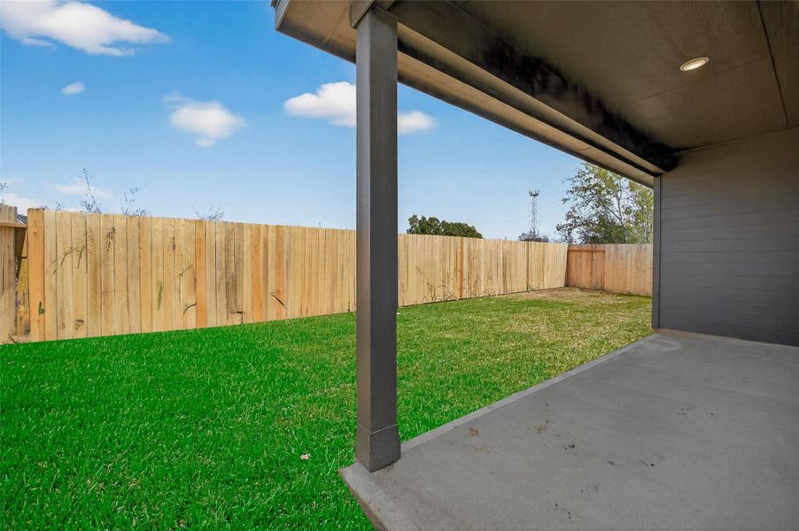 Exterior details and patio area of a home in Rollingbrook Estates, Baytown (Image 27).