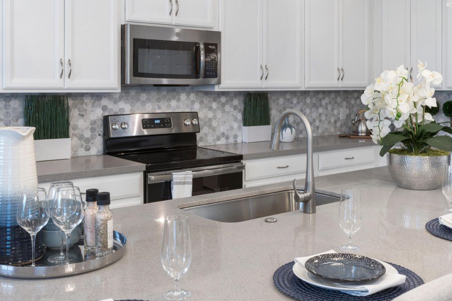 Representative interior finishes for a home built from the Kensington Flex by Risewell Homes in Park View at the Hills, Minneola (Image 21).