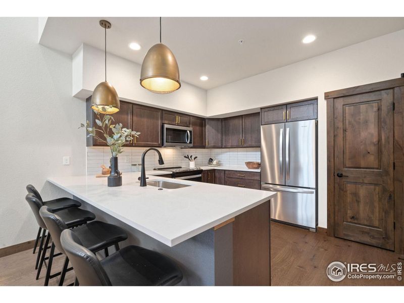 Spacious quartz counter