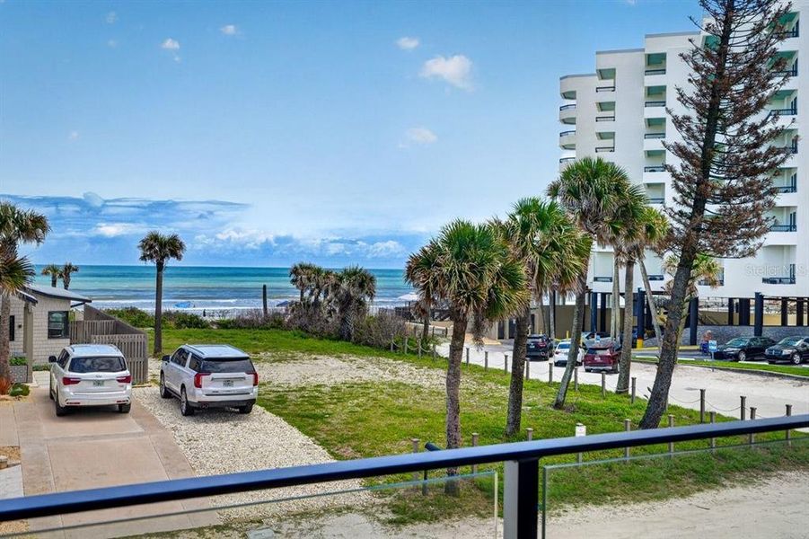 Condo located in New Smyrna Beach, FL showcasing its design and architecture (Image 6).