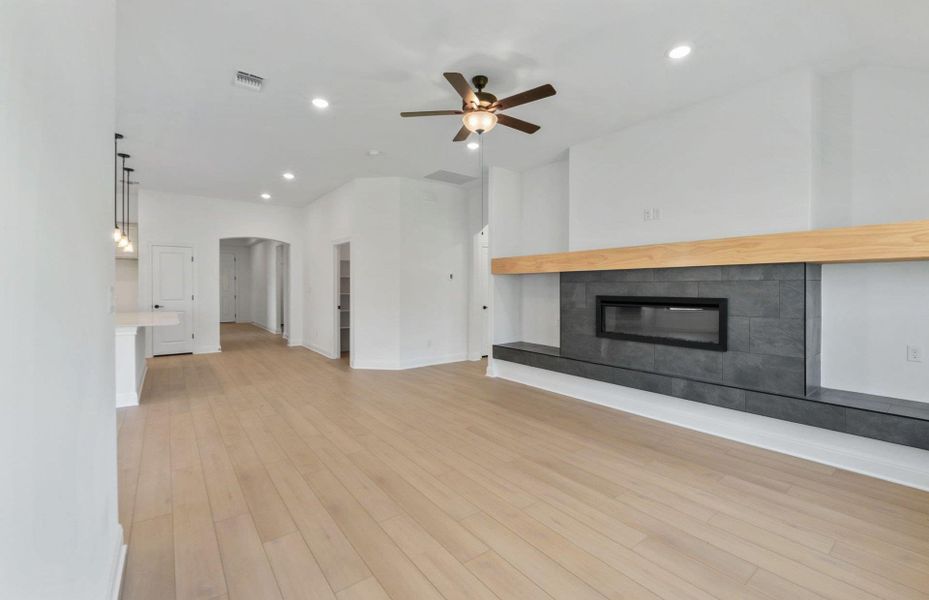 Spacious, unfurnished interior of a new home in Crescent Bluff, Georgetown (Image 19).