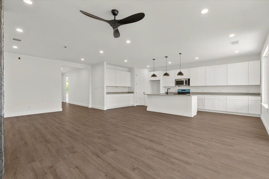 Spacious, unfurnished interior of a new home in , Bastrop (Image 16).