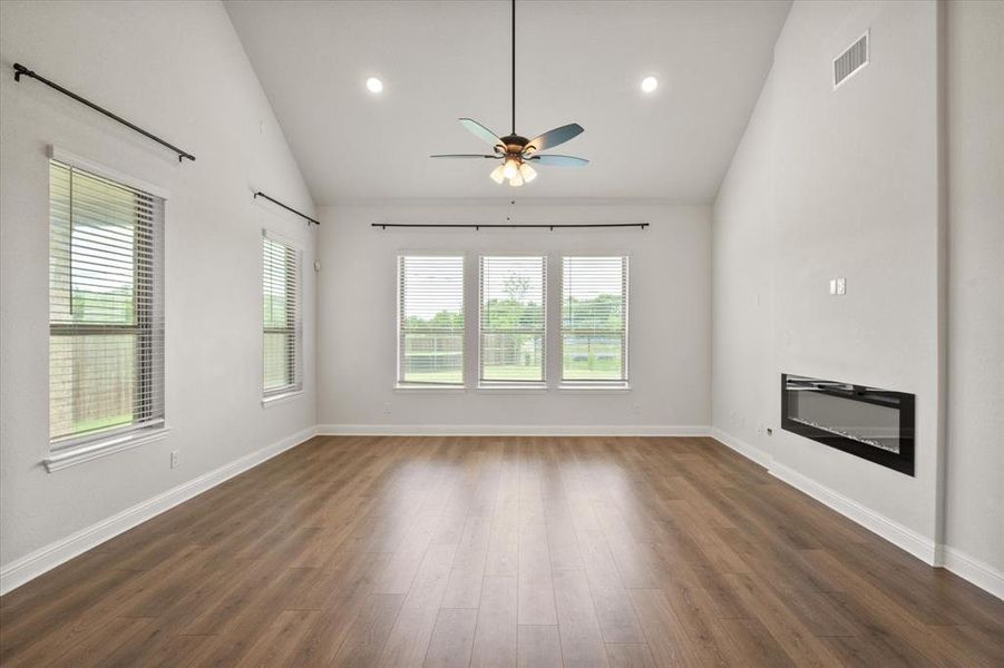 Spacious, unfurnished interior of a new home in Oaks of North Grove, Waxahachie (Image 24).