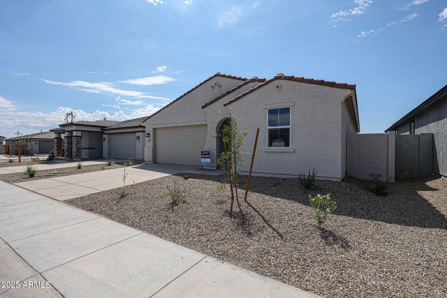 03_RED-74-Century-Communities_front-yard