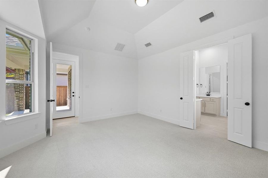 Spacious, unfurnished interior of a new home in Gateway Village - The Reserve: 45ft. lots, Denison (Image 21).