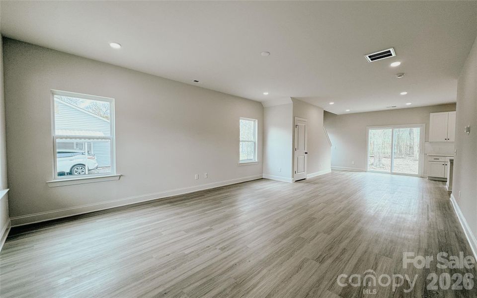 Spacious, unfurnished interior of a new home in , Harrisburg (Image 13).