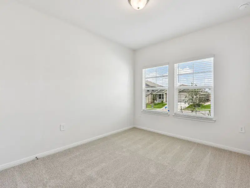 Spacious, unfurnished interior of a new home in Lexington Parke, Del Valle (Image 11).