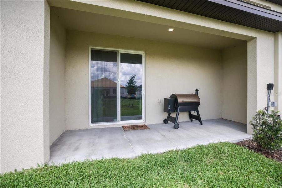 Exterior details and patio area of a home in , Palmetto (Image 4).