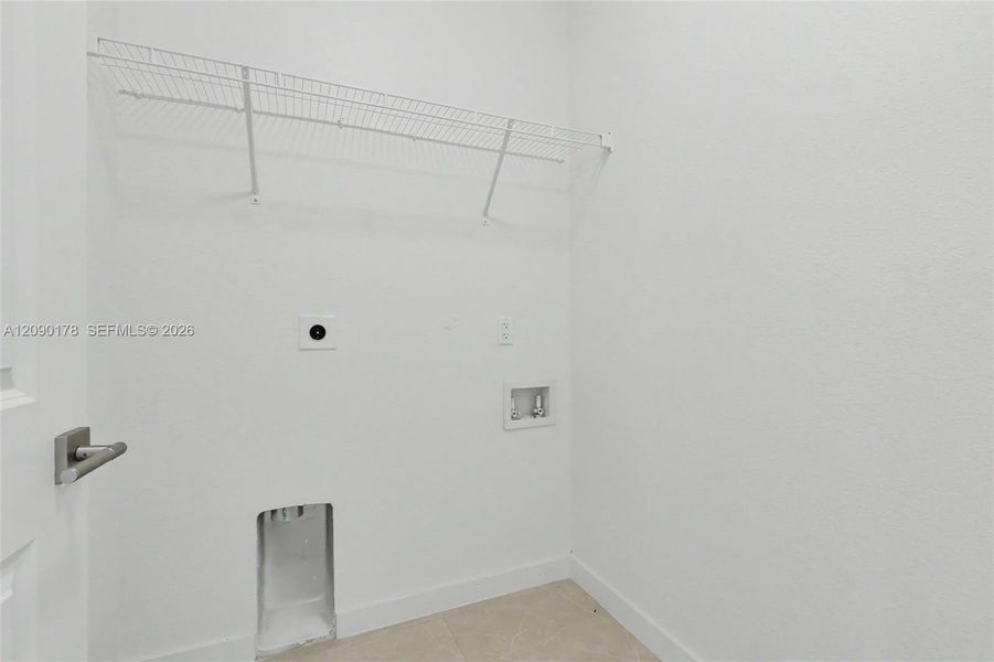 Spacious, unfurnished interior of a new home in , Oakland Park (Image 42).