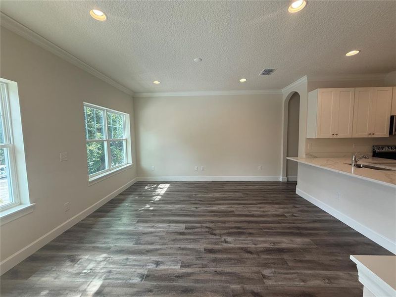 Spacious, unfurnished interior of a new home in , Tampa (Image 33).