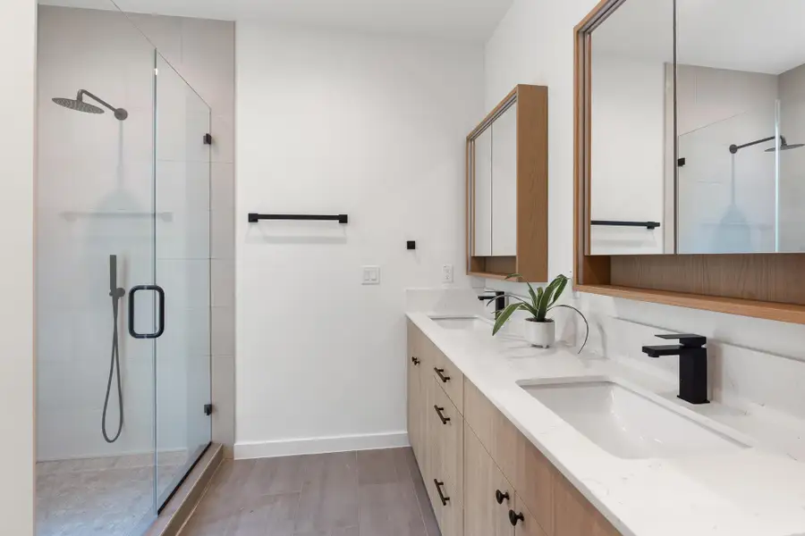 The guest bathroom provides a comfortable and convenient space for visitors and household members. The guest bathroom provides a comfortable and convenient space for visitors and household members.