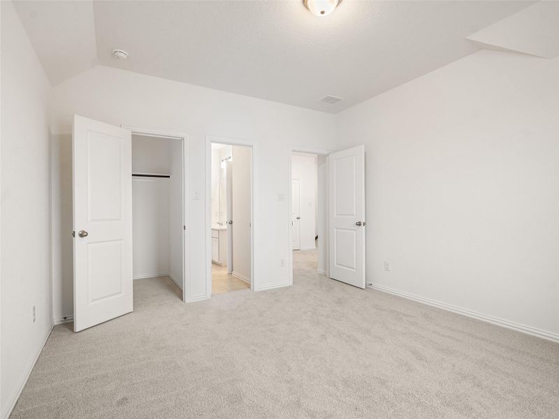 Spacious, unfurnished interior of a new home in Brookewater, Rosenberg (Image 31).