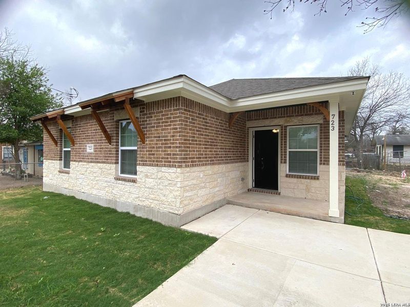 Exterior details and patio area of a home in , San Antonio (Image 22).