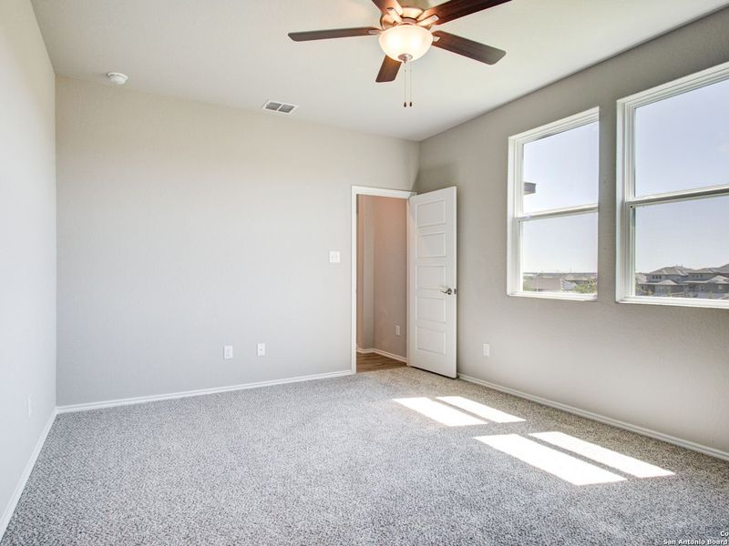 Spacious, unfurnished interior of a new home in Comanche Ridge, San Antonio (Image 22).