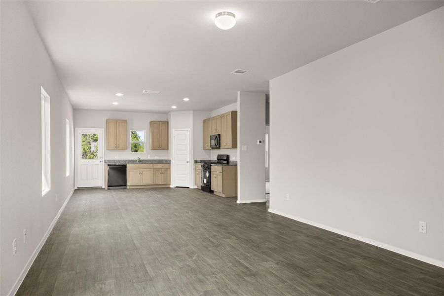 Spacious, unfurnished interior of a new home in Cloverleaf, Austin (Image 22).