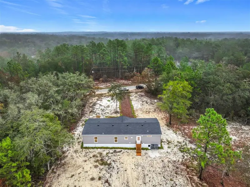 Exterior details and patio area of a home in , Hawthorne (Image 3).