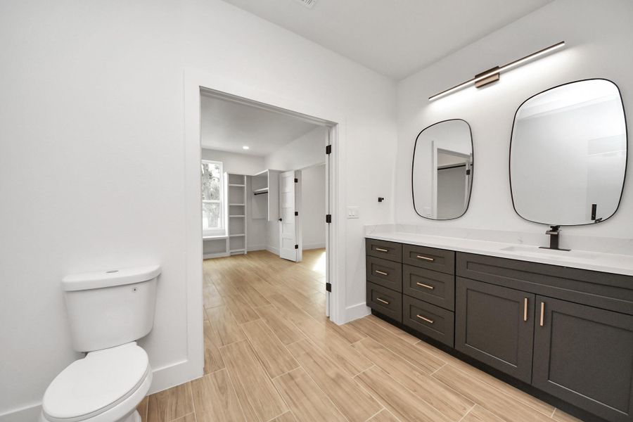 Furnished interior view inside a new home in , Rosharon (Image 16).