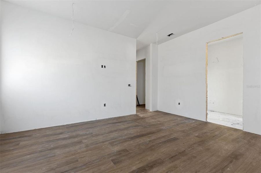 Spacious, unfurnished interior of a new home in , Tampa (Image 22).