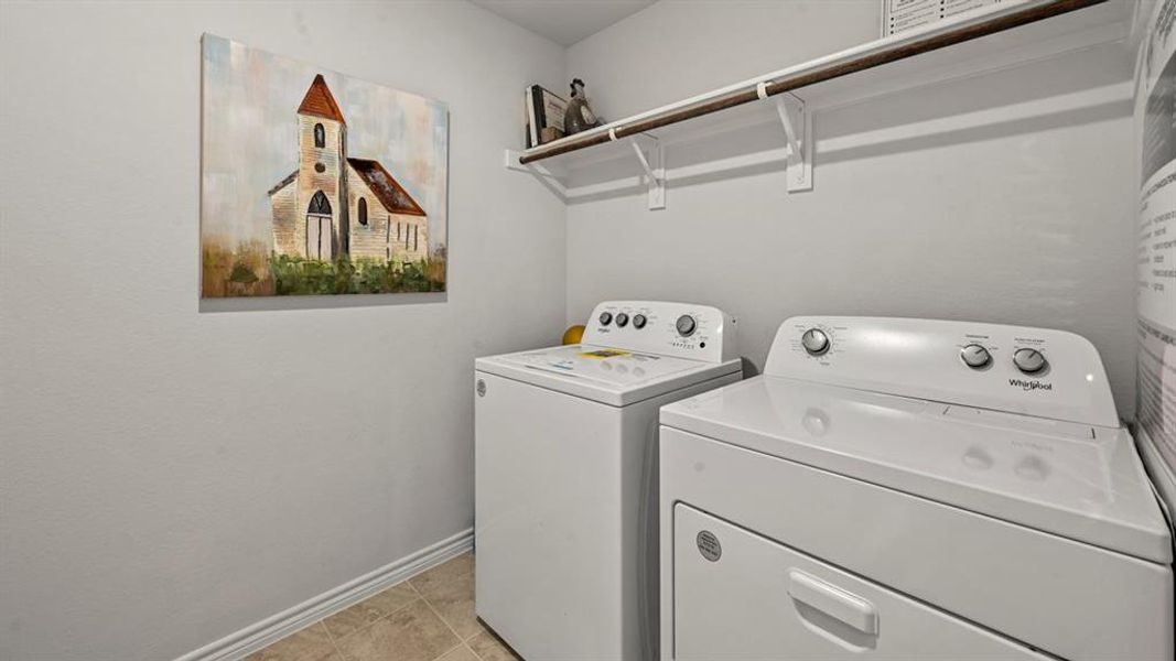 Laundry room with baseboards and independent washer and dryer