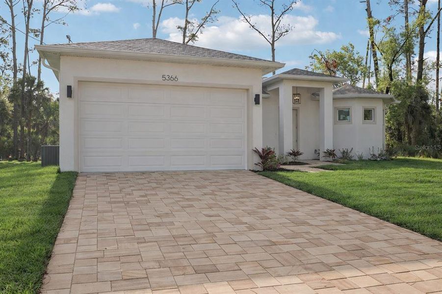 Exterior details and patio area of a home in , North Port (Image 3).