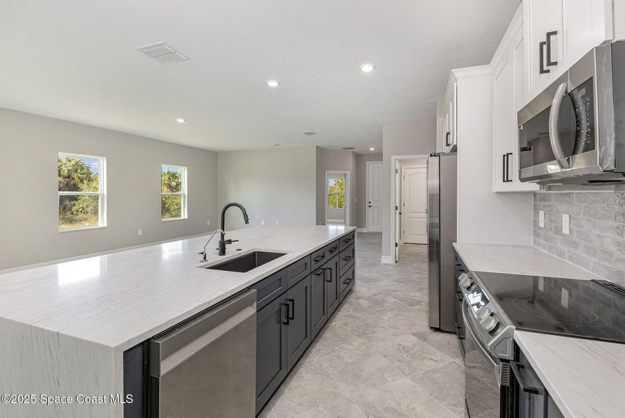 Spacious, unfurnished interior of a new home in , Palm Bay (Image 13).