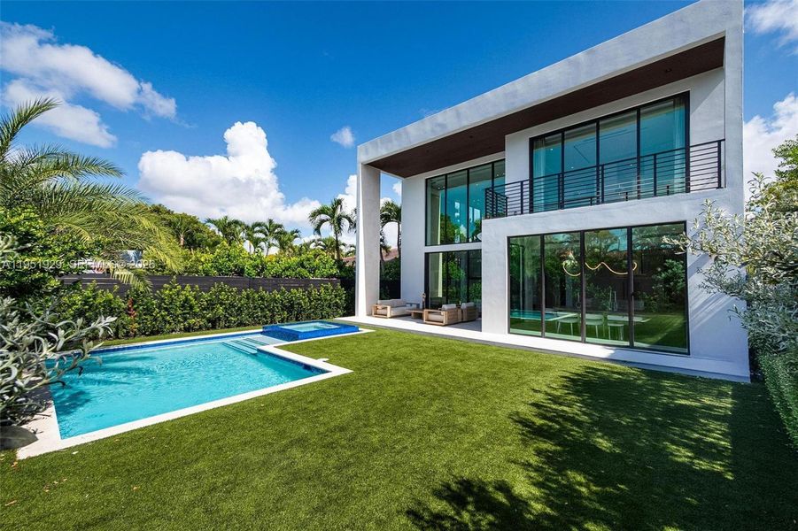 Exterior details and patio area of a home in , Miami (Image 27).