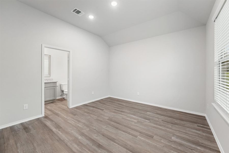Spacious, unfurnished interior of a new home in , Lufkin (Image 17).