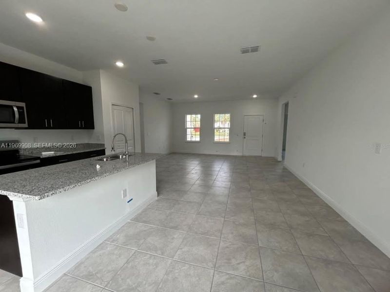 Spacious, unfurnished interior of a new home in , Ocala (Image 8).