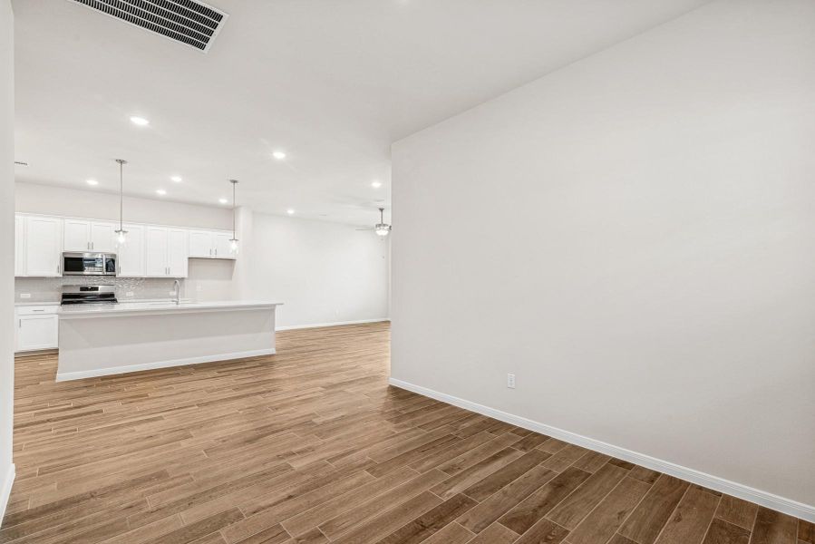 Spacious, unfurnished interior of a new home in Jordan Ranch 45' Homesites, Fulshear (Image 23). Spacious, unfurnished interior of a new home in Jordan Ranch 45' Homesites, Fulshear (Image 23).