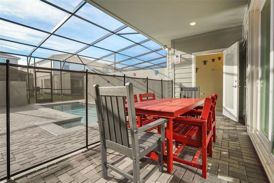 Exterior details and patio area of a home in , Clermont (Image 4).