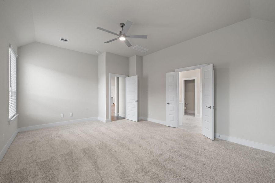 Spacious, unfurnished interior of a new home in Barton Creek Ranch, Conroe (Image 21).