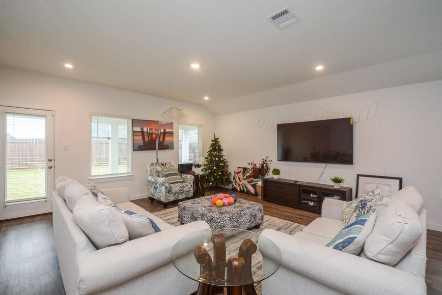 Furnished interior view inside a new home in , Rosharon (Image 10).