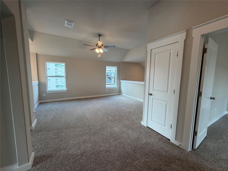 Spacious, unfurnished interior of a new home in Creeks Crossing, Elgin (Image 7).