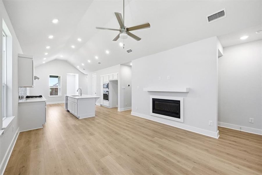 Spacious, unfurnished interior of a new home in Heritage Ranch: 40ft. lots, Sherman (Image 22). Spacious, unfurnished interior of a new home in Heritage Ranch: 40ft. lots, Sherman (Image 22).