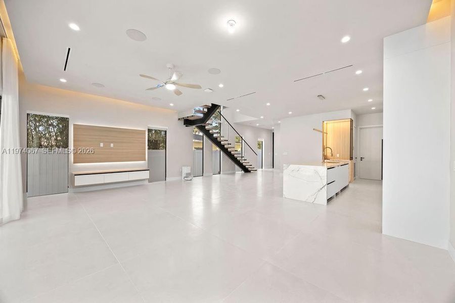 Spacious, unfurnished interior of a new home in , Fort Lauderdale (Image 51).