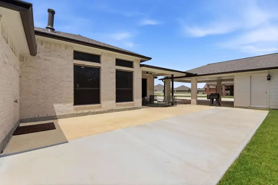 Exterior details and patio area of a home in Pedregal, Dickinson (Image 4).