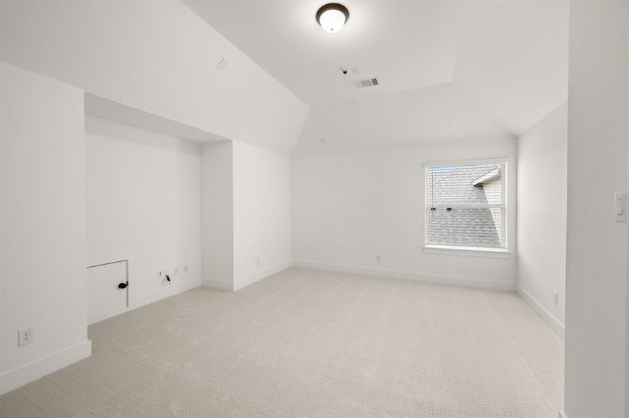 Spacious, unfurnished interior of a new home in Llano Springs, Fort Worth (Image 22).