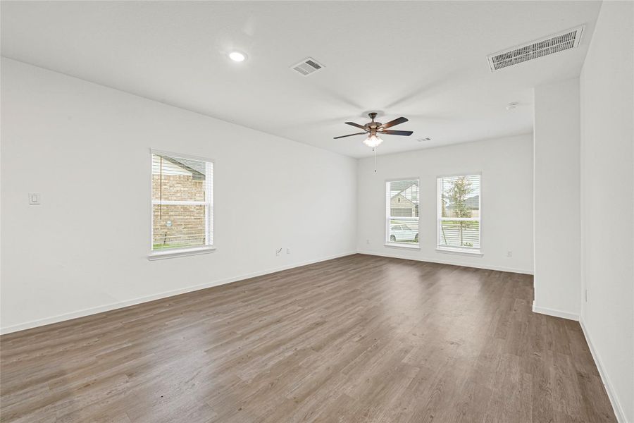Spacious, unfurnished interior of a new home in Rollingbrook Estates, Baytown (Image 14). Spacious, unfurnished interior of a new home in Rollingbrook Estates, Baytown (Image 14).