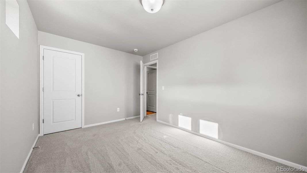 Spacious, unfurnished interior of a new home in Thompson River Ranch, Johnstown (Image 24).