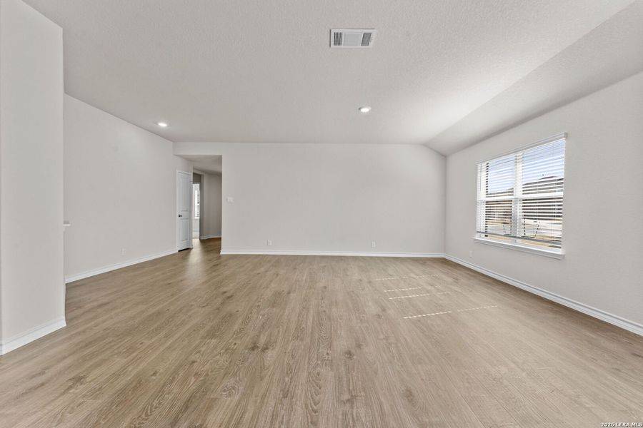 Spacious, unfurnished interior of a new home in Steele Creek, Cibolo (Image 13).