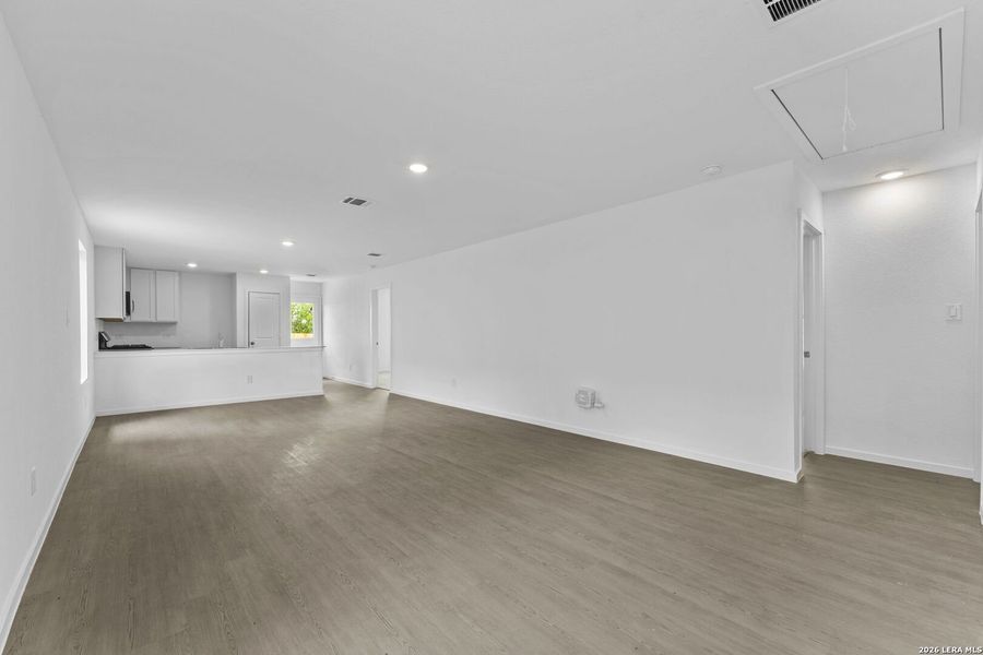Spacious, unfurnished interior of a new home in Spring Grove, St. Hedwig (Image 13).
