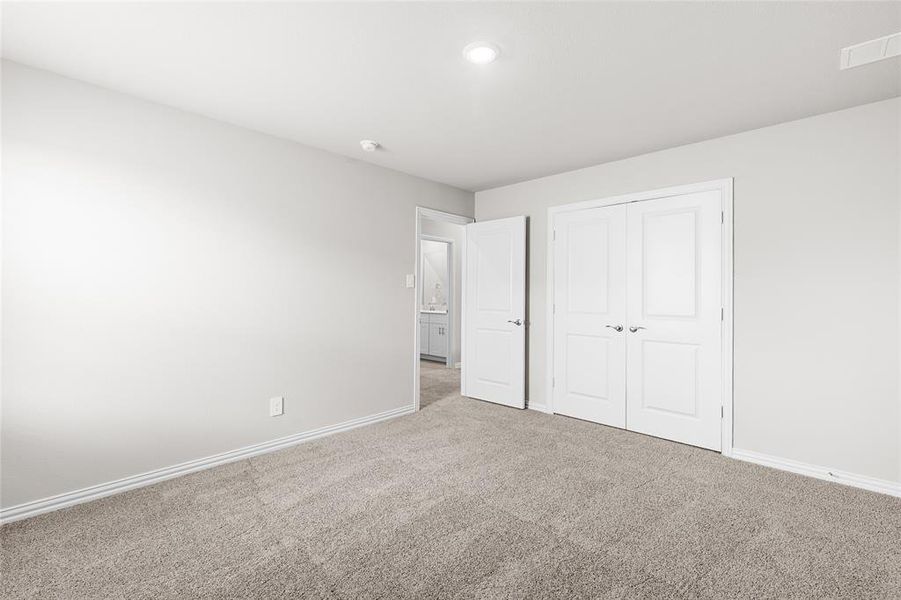 Spacious, unfurnished interior of a new home in Stratton Place, Greenville (Image 22).