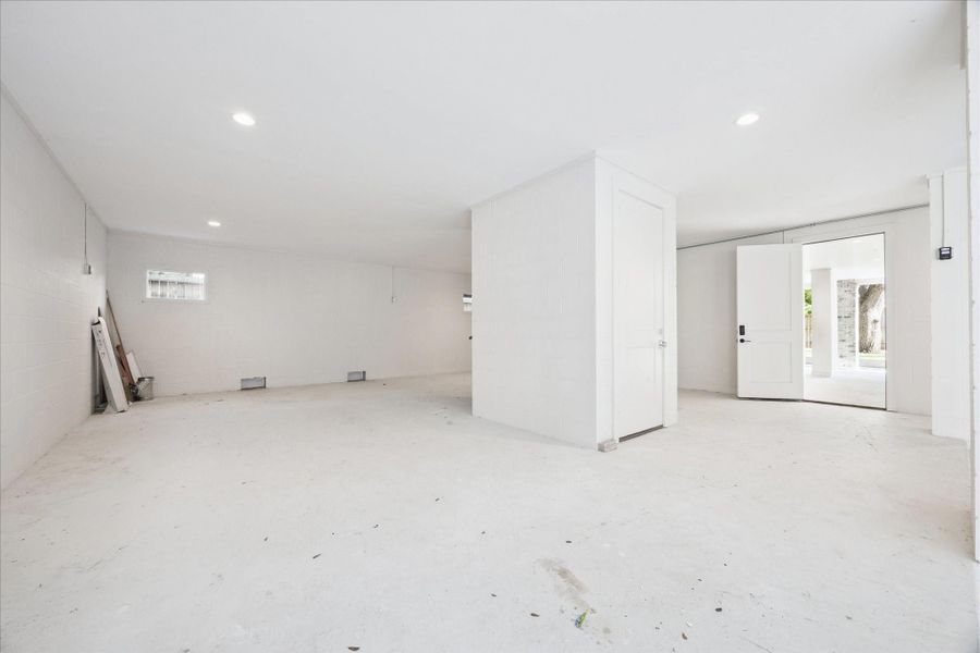 Amazing spot for a future gym, or air conditioned space with the addition of a split unit. Amazing spot for a future gym, or air conditioned space with the addition of a split unit.